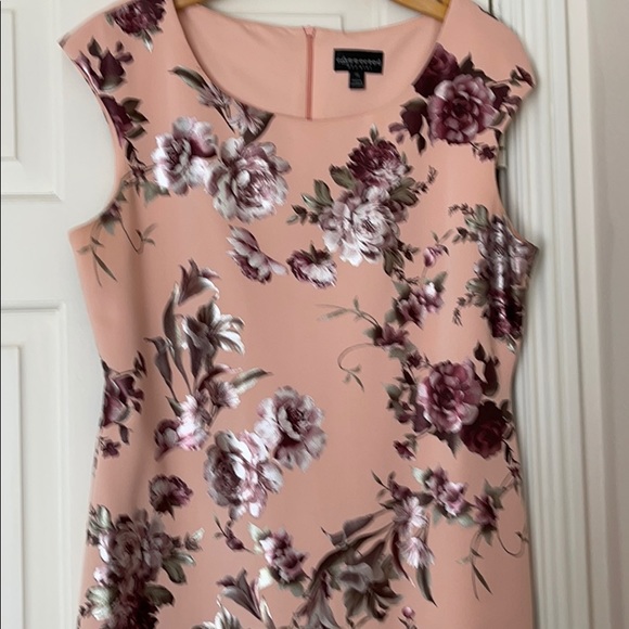 Beautiful floral dress - Picture 2 of 2